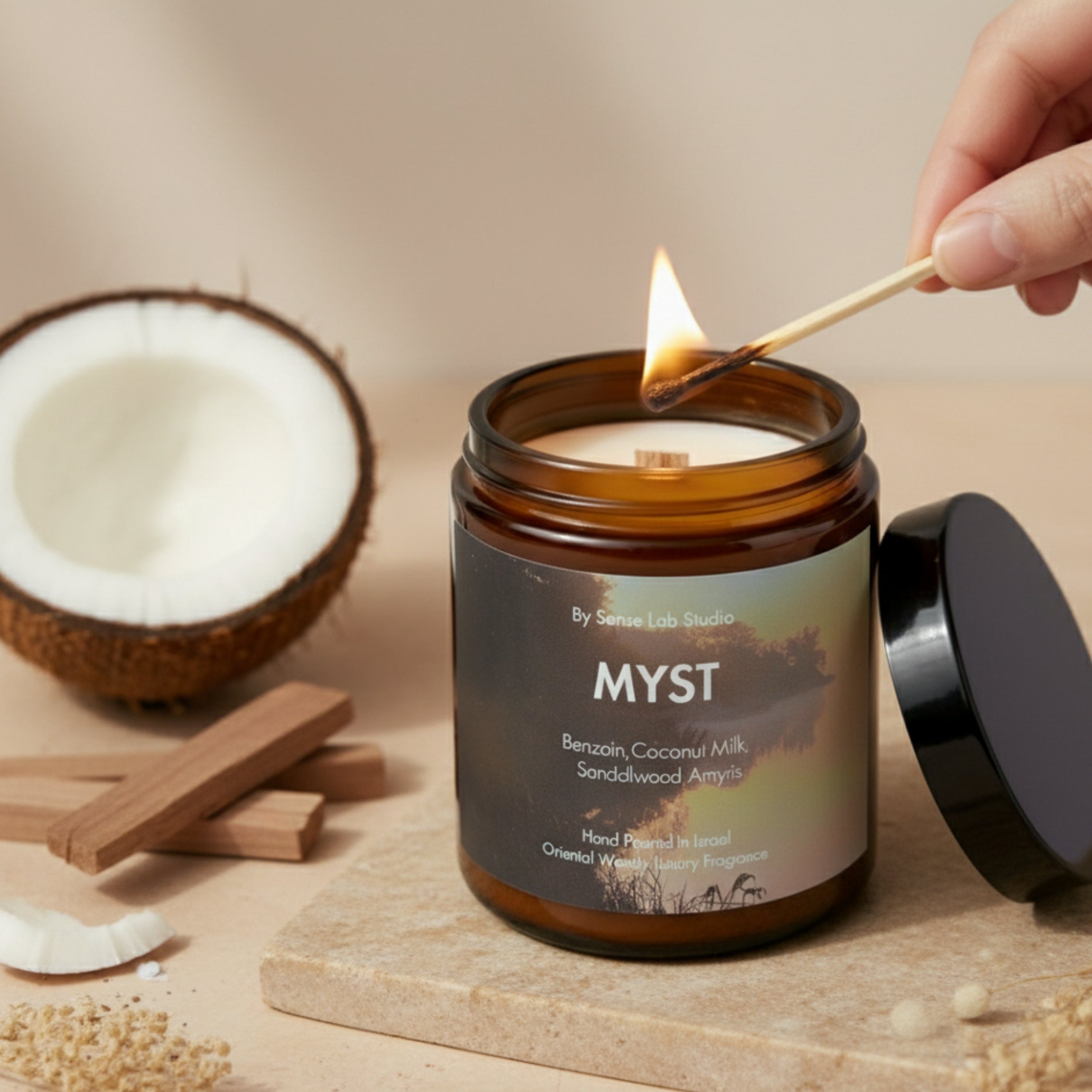 MYST - נר ריחני איכותי בניחוח סנטל וקוקוס קרמי | 100% שעוות סויה