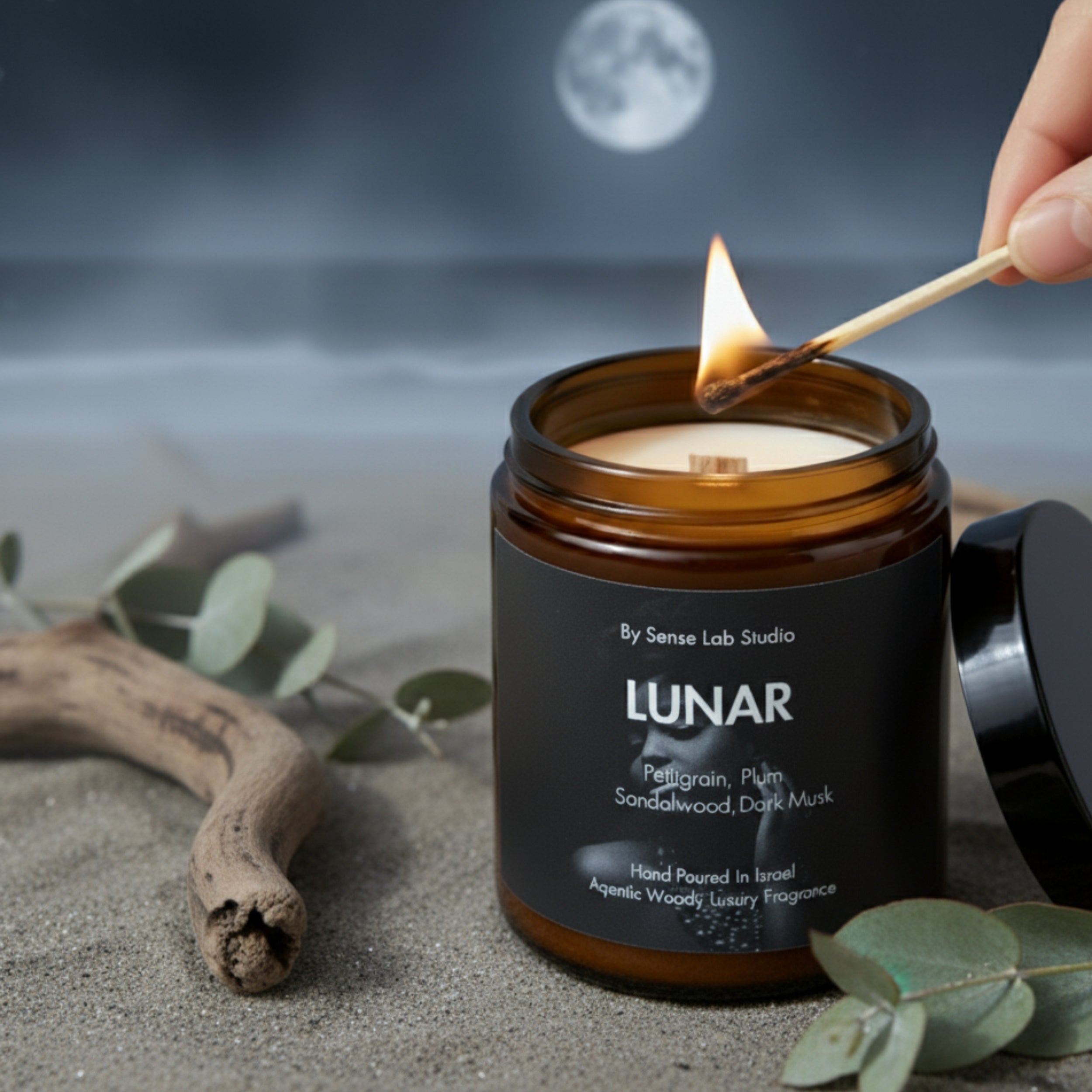 Lunar - נר ריחני איכותי בניחוח עצי ימי | 100% שעוות סויה