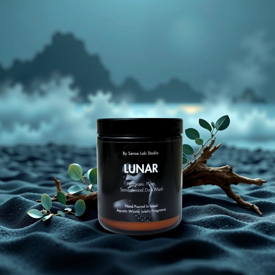 Lunar - נר ריחני איכותי בניחוח עצי ימי