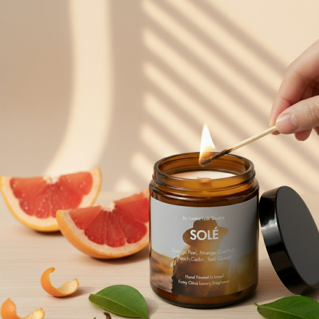 SOLÉ - נר ריחני איכותי בניחוח הדרי קייצי | 100% שעוות סויה